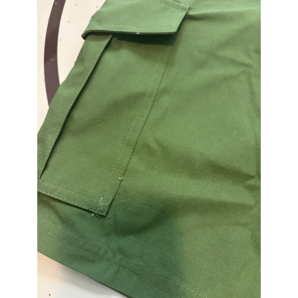 811 Eddie Bauer Mens Cargo Shorts Green Utility Size 34 NWT few string issues.